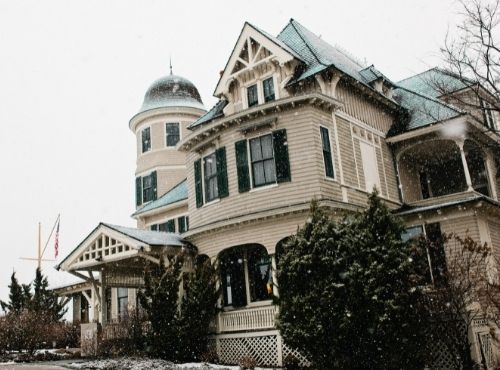 Exterior view of Castle Hill Inn in Newport, RI in winter with snow fallings